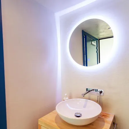 Toni Retzo Otel Himarë