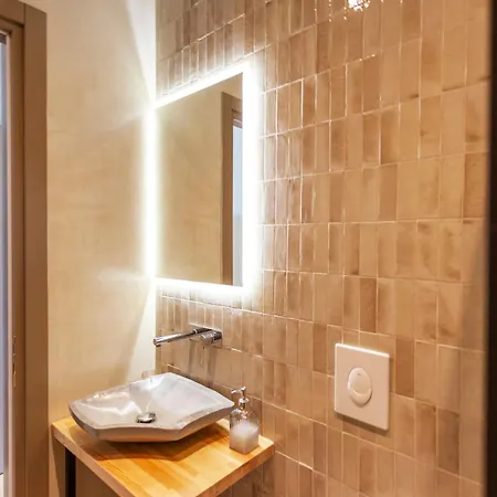 Toni Retzo Otel Himarë