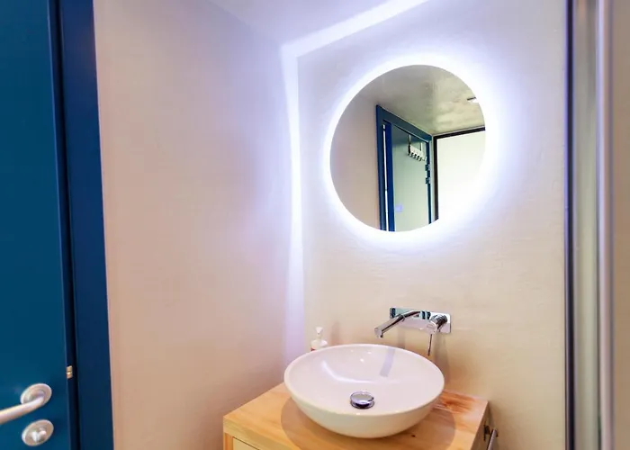 Toni Retzo Hotel Himarë